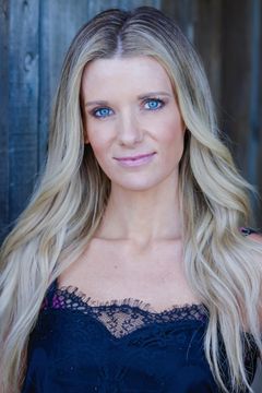Molly Brady interpreta Waitress Jennifer