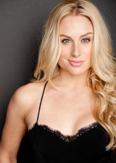 Allie Meixner interpreta Dancing Bachelorette