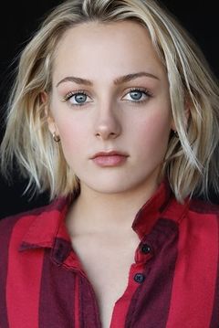 Ellery Sprayberry interpreta Julie