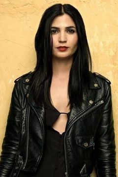 Tori Letzler interpreta Singer