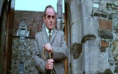 Tom Chatto interpreta Willoughby's Assistant Controller