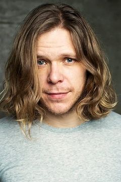 Adam Klassen interpreta Clerk