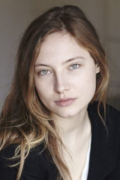 Julia Roy interpreta Cécile