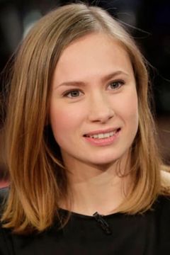 Alina Levshin interpreta Johanna Grewel, Polizeidienst-Praktikantin