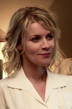 Valérie Maës interpreta The Blonde in Restroom, at Bridge and in Cafe