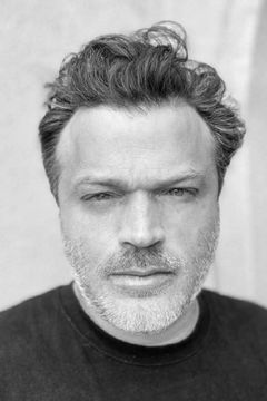 Greg Hill interpreta Pete