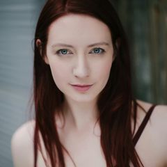 Vivienne Perry interpreta Ice Skater