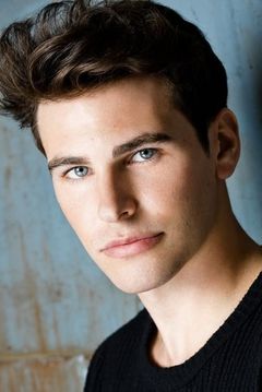 Troy Osterberg interpreta Peter