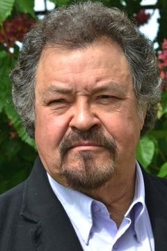 Joël Pyrene interpreta Surgeon in the TV series