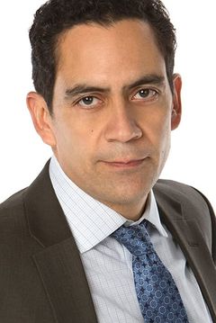 José Zúñiga interpreta IMF Agent Pete