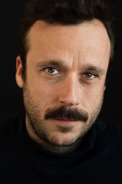 Baptiste Sornin interpreta Morgue Attendant
