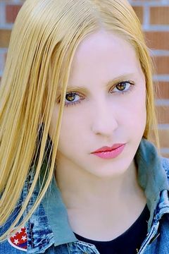 Kathleen Mackey interpreta Heather