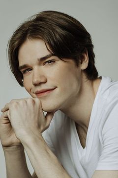 Conor Meadows interpreta Chapin Joyce