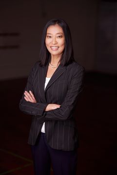 Ramona Kim interpreta Party Attendant Mother