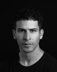 Kelvin Delgado interpreta Manolo