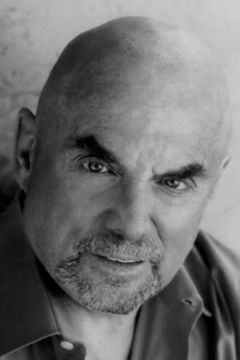 Don LaFontaine interpreta Opening Sequence Narrator (voice)