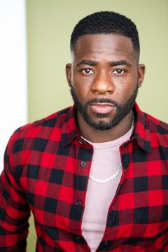 Neiko Neal interpreta Police Officer