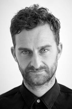 Mark Stobbart interpreta Lev