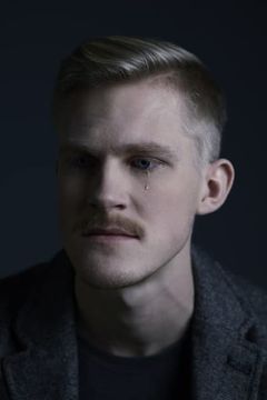 Eirik Hallert interpreta Henrik