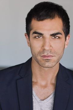 Ryan Colt Levy interpreta Guy at Bar (uncredited)