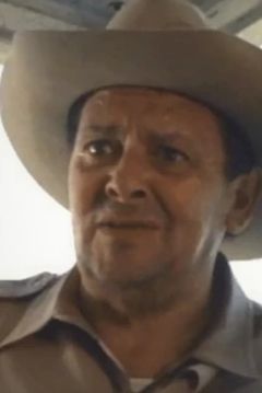 Ralph James interpreta Judge J.H. Wilkerson