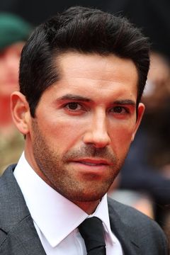 Scott Adkins interpreta Roland Flint