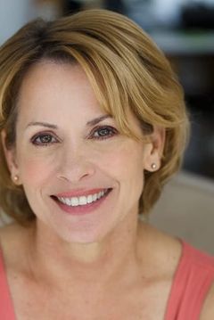 Anne Marie Howard interpreta Female Officer