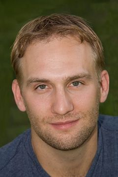 Jared Burke interpreta Kenneth Phelps