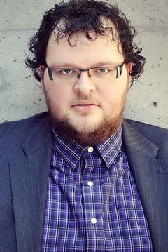 Mackenzie Murdock interpreta Landlord