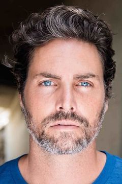 Joel Berti interpreta Michael McConnell