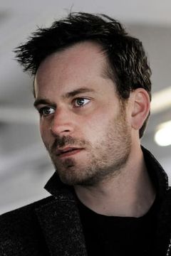 Florian Bartholomäi interpreta Thomas Berg