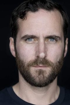 Robert Jack interpreta Ian Bett