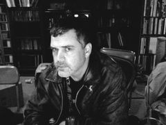 Todd Alcott interpreta Mailroom Screamer