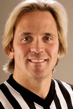 Charles Robinson interpreta Ring Crew Member