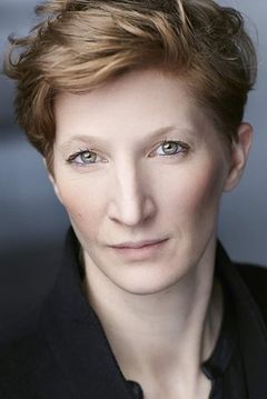 Lisa Reynolds interpreta Private Nurse