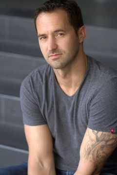 Scott E. Miller interpreta Guard