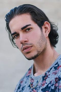 Adrian De Armas interpreta Miami Tourist (uncredited)