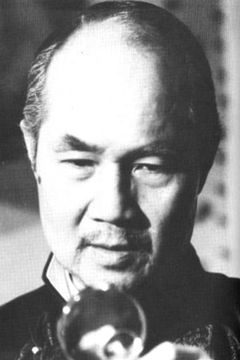 Frank Nuyen interpreta Japanese consul