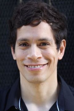 Peter Pasco interpreta Juan Hernandez