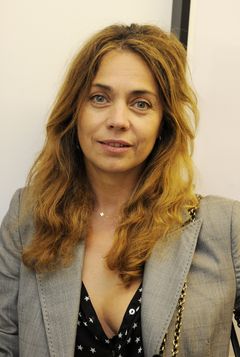 Jeanne Marine interpreta University Secretary