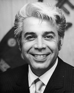 Jerry Vale interpreta Himself