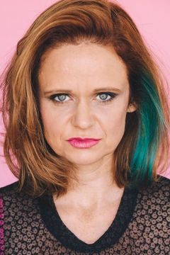 Vanessa Bednar interpreta Hot Pool Model (uncredited)