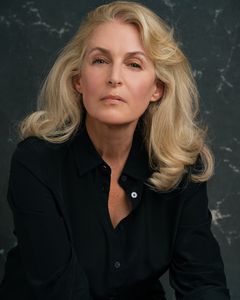Janis Ahern interpreta Psychologist