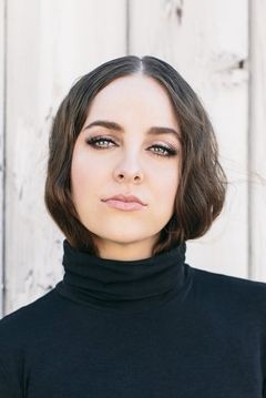 Brittany Curran interpreta Six Chick