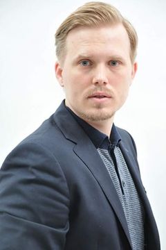 Joakim Skarli interpreta Policeman