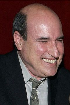 Mitch Kreindel interpreta Dennis Watson