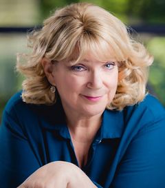 Kate Fitzgerald interpreta Aunt Karen
