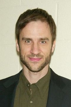 James Waterston interpreta Gerard Pitts