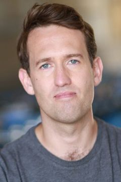 Ned Noyes interpreta Lazard Banker