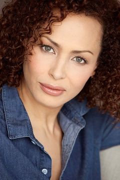 Naomi Gaskin interpreta Mrs. Clark